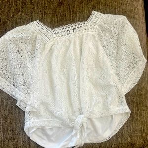 White blouse with tee under holes M in girls